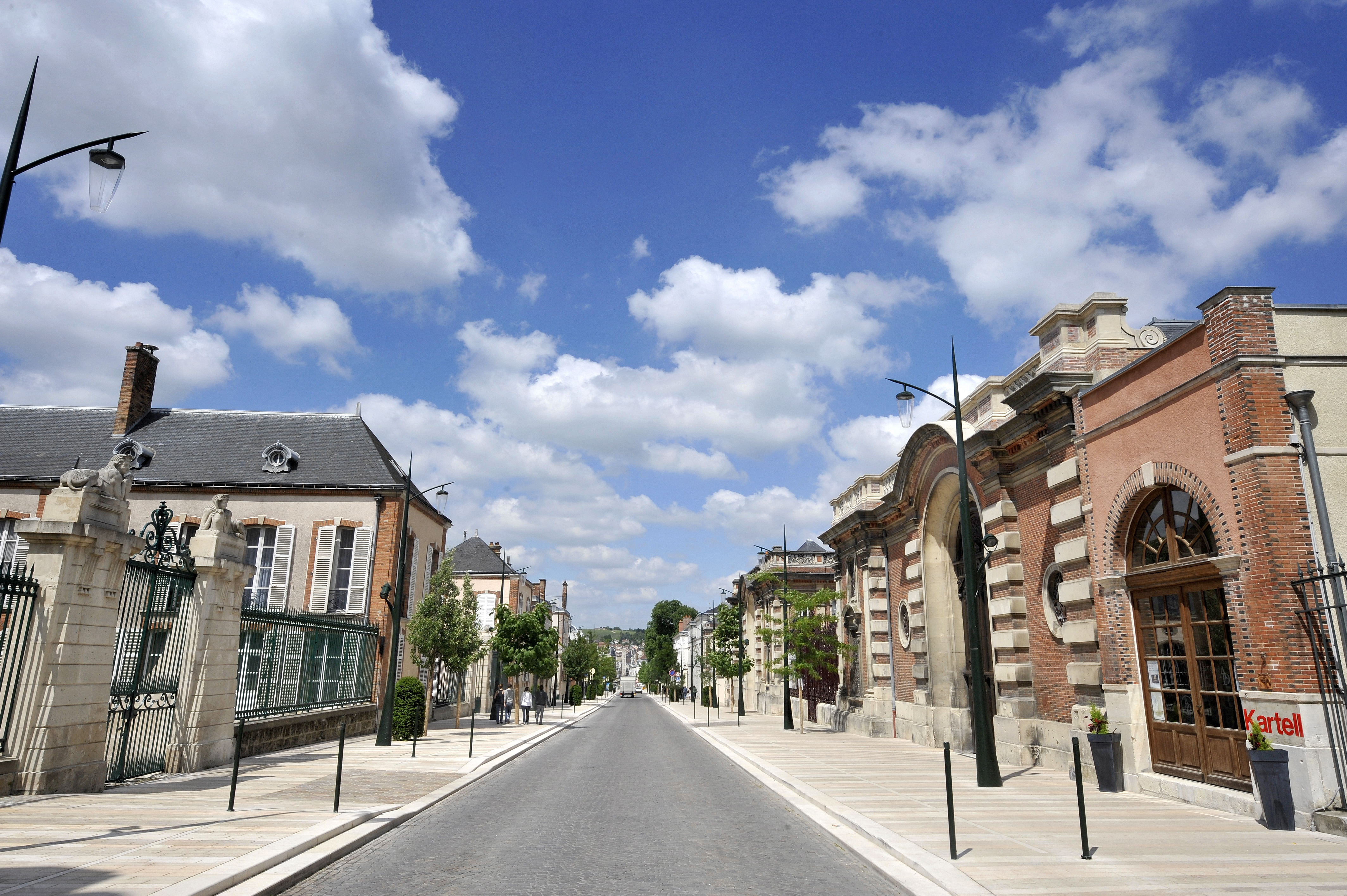 Discover the famous avenue de Champagne - Épernay